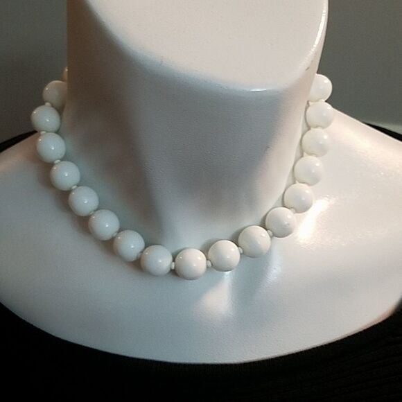 Vintage White Beaded Choker Necklace - Picture 1 of 2